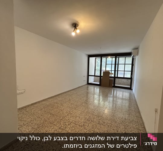 חדר ריק עם קירות צבועים ורצפת שיש